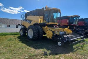 2003 New Holland CR970 combine