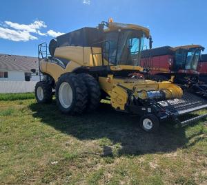 2003 New Holland CR970 combine