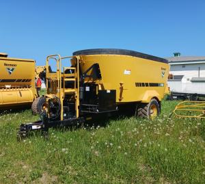 Vermeer VT660 feed mixer
