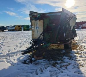 Henke Kwik Mixer 300 Feed Wagon