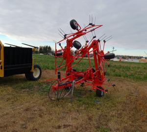 Kuhn GF 7802 THA pull-type rotary tedder