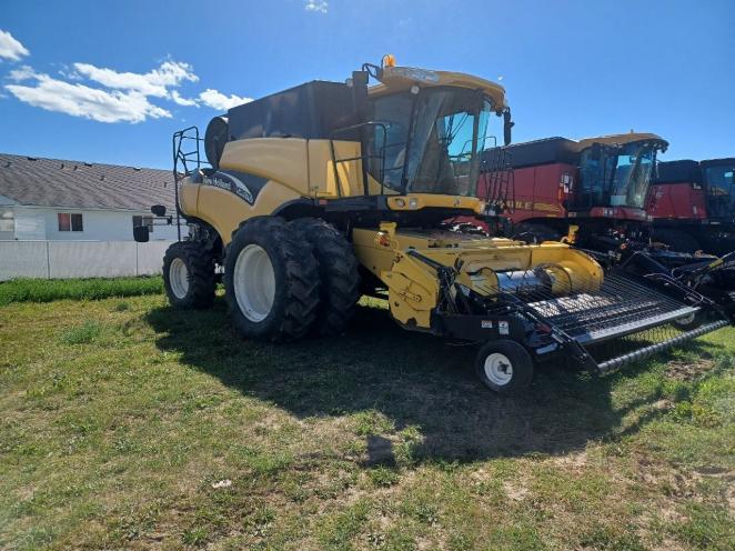 2003 New Holland CR970 combine