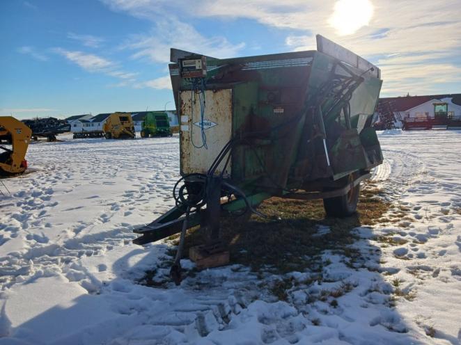 Henke Kwik Mixer 300 Feed Wagon